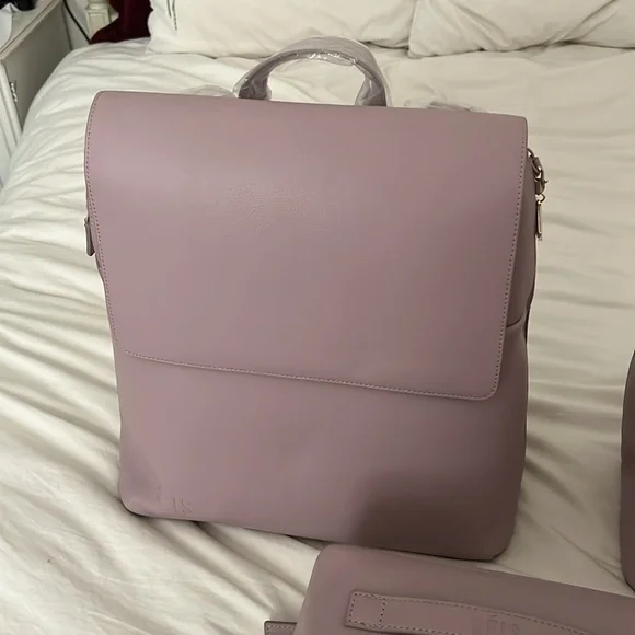 🌸🌸🌸🌸BEIS WICKED 👸🏻 BUNDLE CARRYON, BACKPACK AND COSMETIC CASE NEW 🌸🌸🌸🌸 - Picture 5 of 11